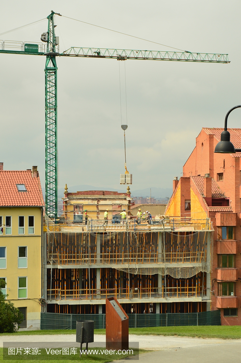 在建筑工地上工作的磚瓦匠、木匠和起重機(jī)操作員。采購產(chǎn)品建筑,工程和服務(wù),工藝,肖像。