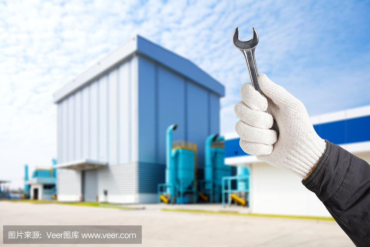 使用扳手進(jìn)行工廠維護(hù)